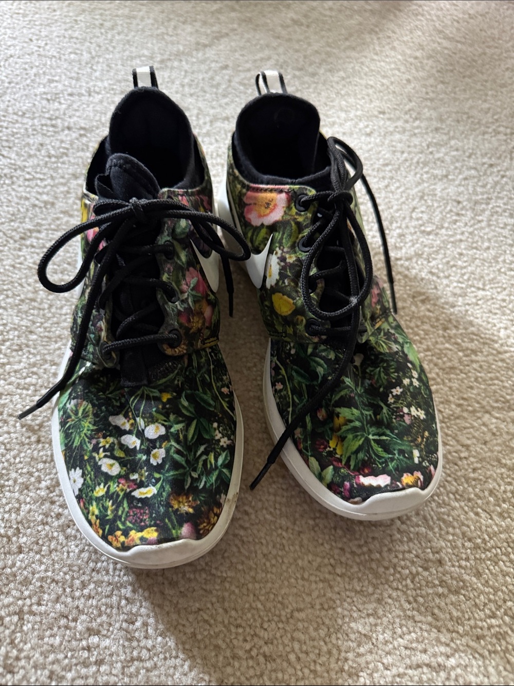 Nike women’s Floral Print Sneakers - Black with Multi-Color Flowers - Sz 5 1/2M